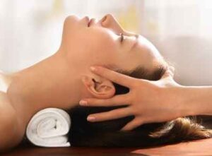 tête d'une femme recevant un massage shiatsu crânienpar thérapeute énergétique dans le var toulon vidauban
